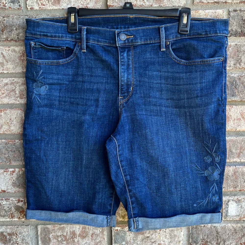 🍒💣 Levi’s denim Bermuda style shorts